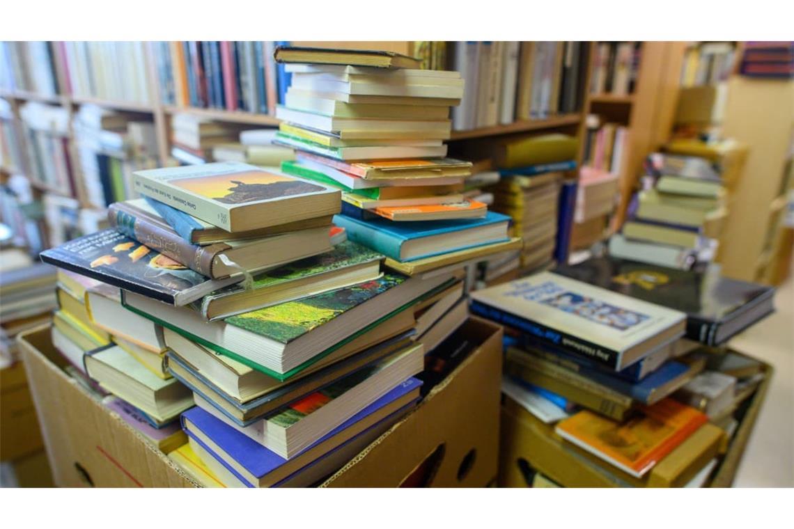 Kanadische Gebrauchtbuch-Großhändler kaufen in deutschen Antiquariaten sogenannte Lagerleichen. Also Bücher, die nicht mehr gelesen werden und sich in den Lagern stapeln.