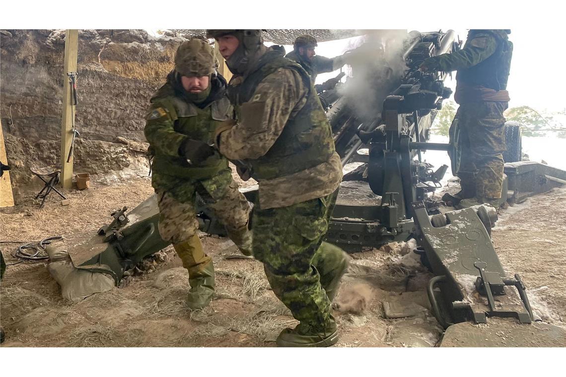 Kanadische Soldaten üben in Lettland.