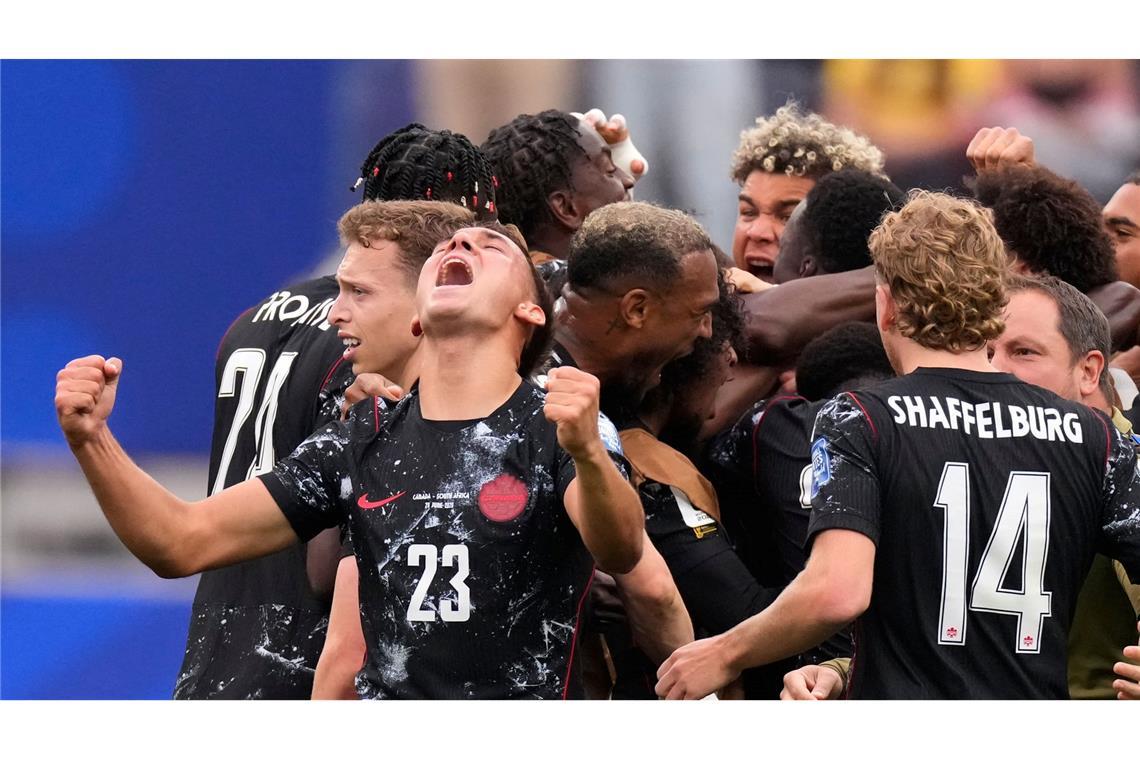 Kanadische Spieler jubeln nach dem Spiel über den Sieg.
