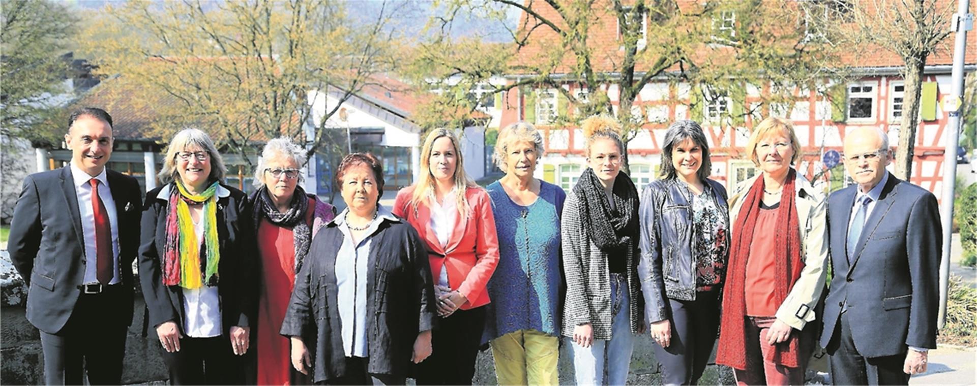 Vielfalt in puncto Beruf, Ehrenamt und Alter Kandidaten der SPD im Murrhardter Stadtgarten (von links): Erdogan Gültekin, Sonja Allinger-Helbig, Doris Bäßler, Gertrud Gädke, Anja Musiol-Knopf, Irene Schmidt, Janina Lindheimer, Ines Julia Preuss, Elisabeth Zenker und Edgar Schäf. Foto: privat