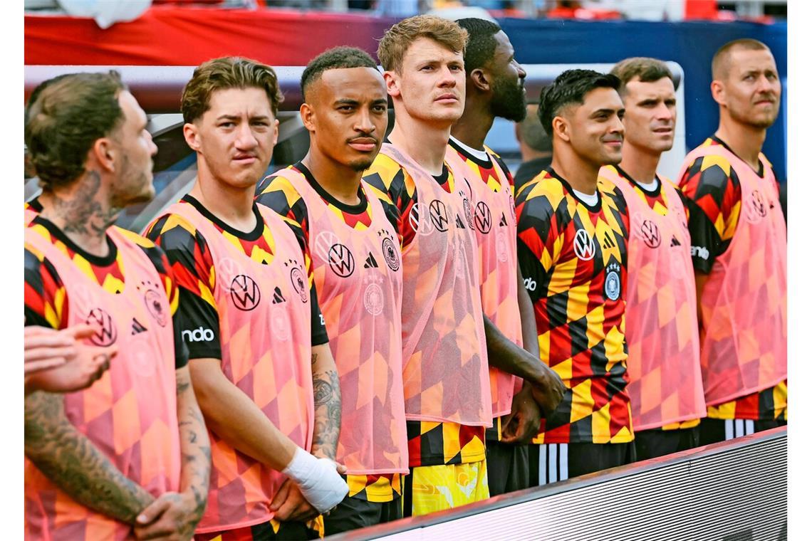 Kandidaten für einen Startelf-Einsatz aus der zweiten Reihe: Im letzten WM-Gruppenspiel gegen Ecuador könnten  bisherige Ersatzspieler wie Angelo Stiller (Zweiter von links) und Jamie Leweling (Dritter von links) vom VfB Stuttgart in die DFB-Anfangsformation rücken.