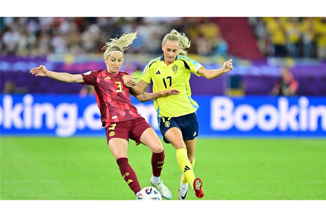 Fußballerinnen machen sich Mut: "Jetzt erst recht" Kandidatin für die Startelf gegen Frankreich: Verteidigerin Kathrin Hendrich (l.).