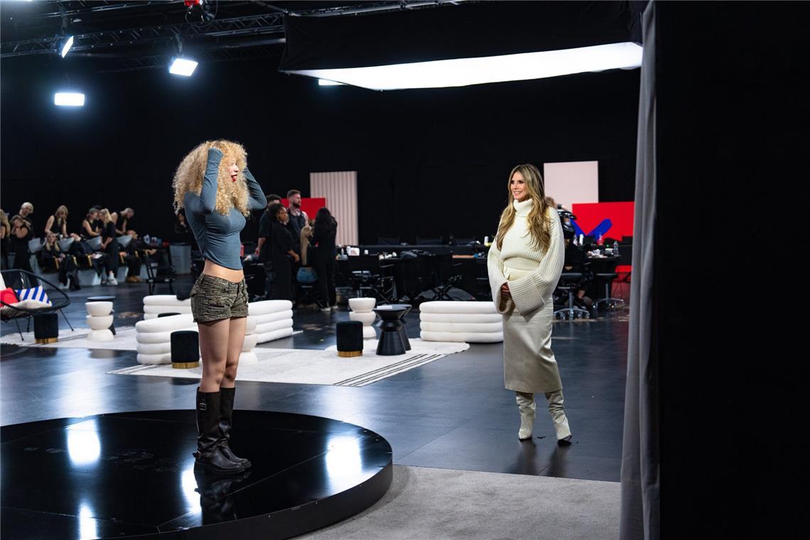 Diese Models bekamen ein Umstyling Kandidatin Josephine betrachtet das erste Mal ihren neuen Look.