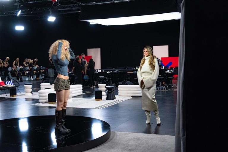Kandidatin Josephine betrachtet das erste Mal ihren neuen Look.