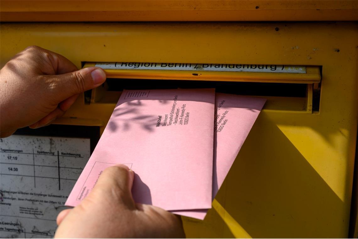 Kann man sie in den Briefkasten werfen? Kann man die roten Umschläge einfach einwerfen?