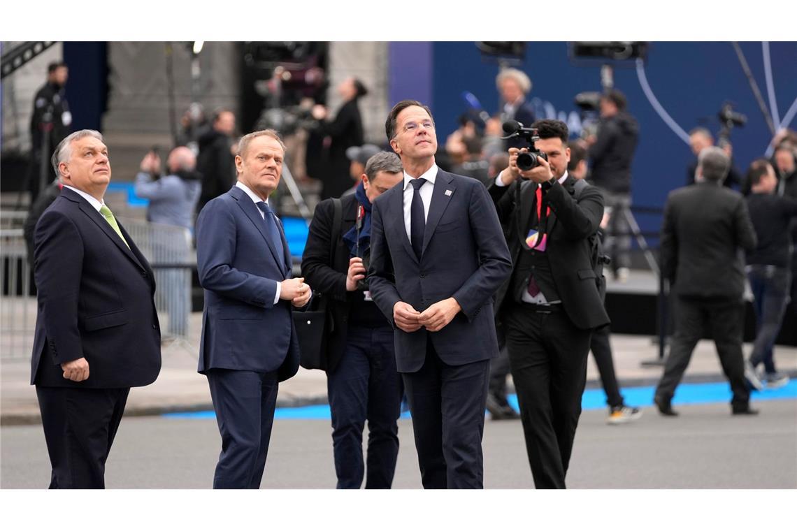 Kann Nato-Generalsekretär Mark Rutte (r) in dem aktuellen Konflikt vermitteln? Ungarns Ministerpräsident Viktor Orban (l) steckt mitten im Wahlkampf und steht unter Druck. (Archivbild)