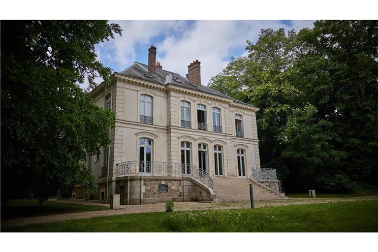 Kann sich sehen lassen: Karl Lagerfelds Luxusvilla bei Paris steht zum Verkauf.
