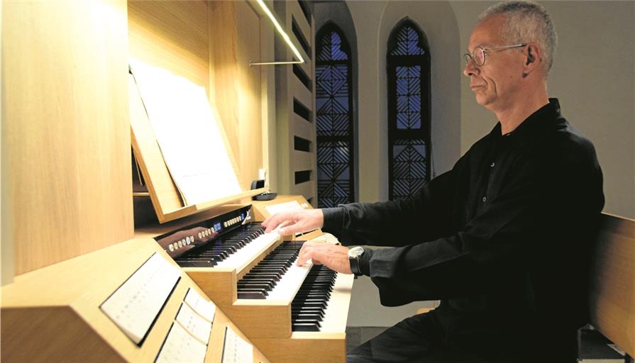 Kantor Gottfried Mayer gestaltete das letzte Konzert des Murrhardter Orgelzyklus. Foto: E. Klaper