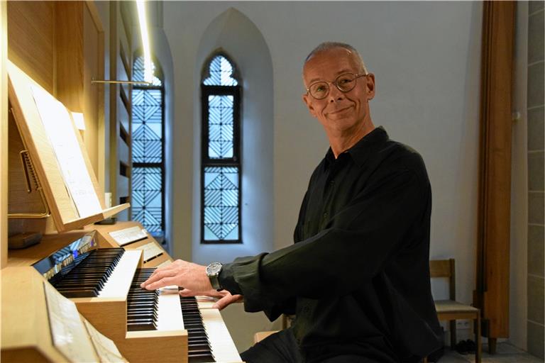 Kantor Gottfried Mayer hat den großen Vorteil, die Mühleisen-Orgel natürlich äußerst gut zu kennen. Beim jüngsten Konzert hat er die verschiedensten Facetten und spannende Beispiele ihrer Möglichkeiten genussvoll präsentiert. Foto: E. Klaper