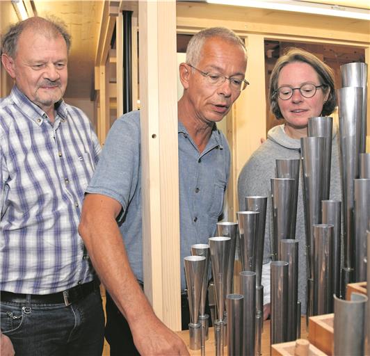 Kantor Gottfried Mayer (Mitte) lässt seine Gäste – hier Bezirkskantor Philip Hartmann (links) und Nicole Fadani – auch ins Innere der Orgel blicken. Bei einem Besuch haben sich acht Organisten des Dekanats Ulm über das neue Instrument und die Geschichte des Projekts informiert. Foto: E. Klaper