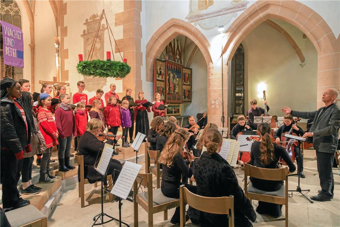 Kantor Gottfried Mayer (rechts) bei dem Part, den die jungen Chöre der evangelischen Kirchenmusik Murrhardt gemeinsam mit dem Orchester gestalten. 