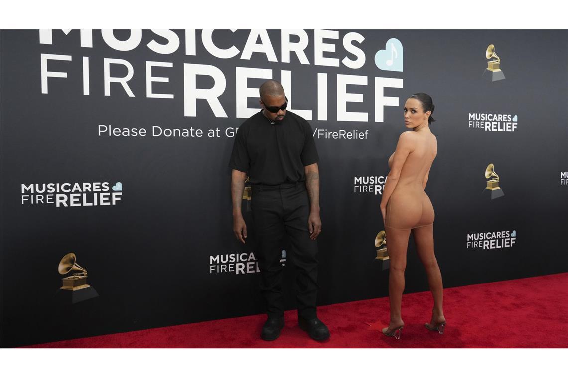 Partnerin von Kanye West beinahe nackt bei Grammy-Verleihung Kanye West mit seiner Partnerin Bianca Censori
