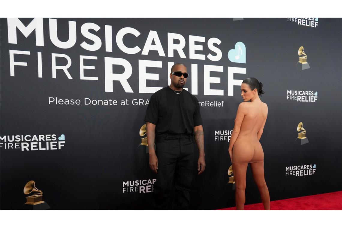 Partnerin von Kanye West beinahe nackt bei Grammy-Verleihung Kanye West und Bianca Censori auf dem roten Teppich.