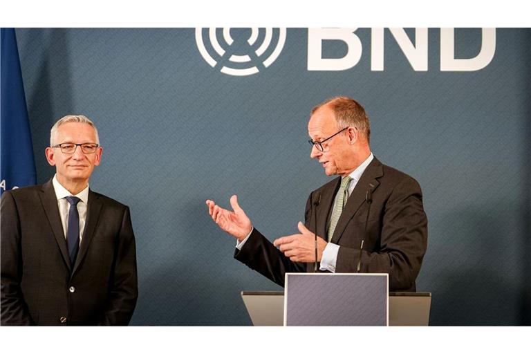 Kanzler Friedrich Merz (CDU) hat dem neuen Präsidenten des Bundesnachrichtendienstes, Martin Jäger, bei der Amtsübergabe einiges ins Auftragsbuch geschrieben. (Archivbild)