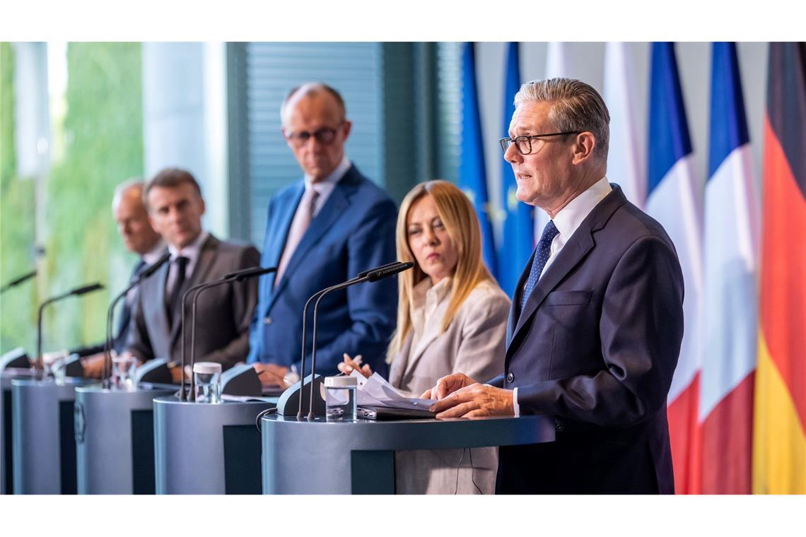 Kanzler Friedrich Merz (CDU) und die Staats- und Regierungschefs von Frankreich, Polen und Italien fanden lobende Worte für den scheidenden Premierminister von Großbritannien, Keir Starmer (rechts).