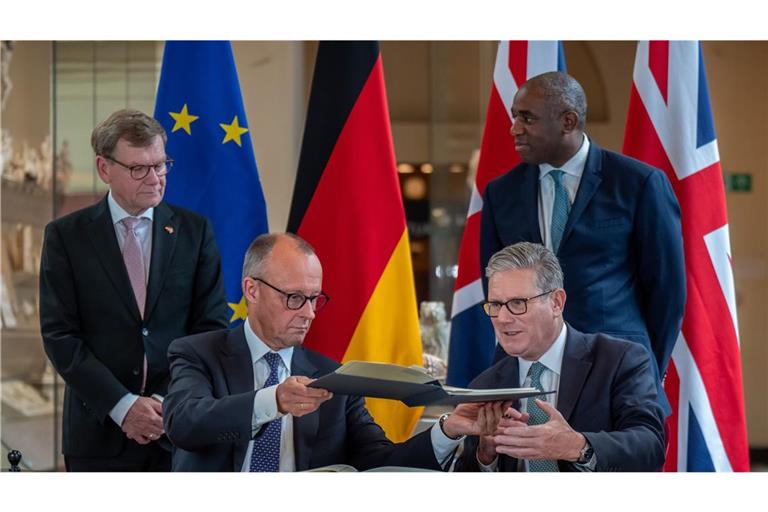 Kanzler Friedrich Merz und der britische Premier Keir Starmer haben eine Freundschaftsvertrag unterzeichnet.