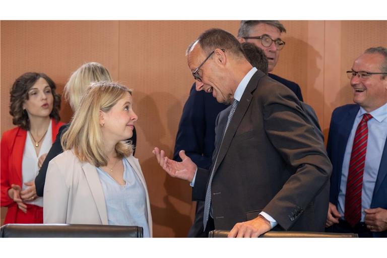 Kanzler Friedrich Merz und die Justizministerin Stefanie Hubig im Kabinett.