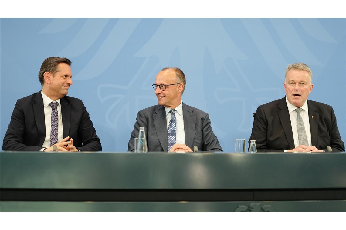 Kanzler Friedrich Merz und die Regierungschefs von Niedersachsen, Olaf Lies (l.), und Rheinland-Pfalz, Gordon Schnieder (r.), stellten die Ergebnisse vor.