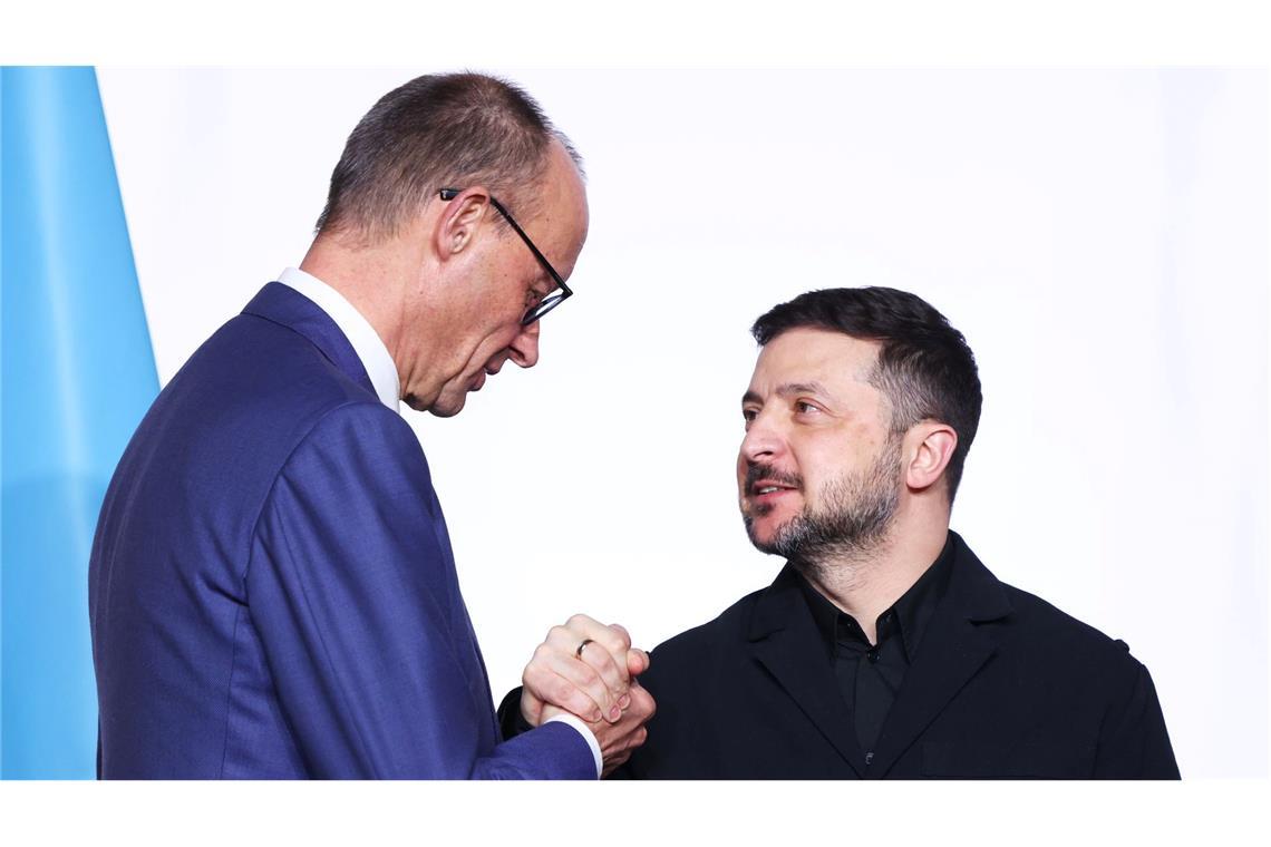 Kanzler Merz stellt dem ukrainischen Präsidenten Wolodymyr Selenskyj weitreichende deutsche Unterstützung in Aussicht.
