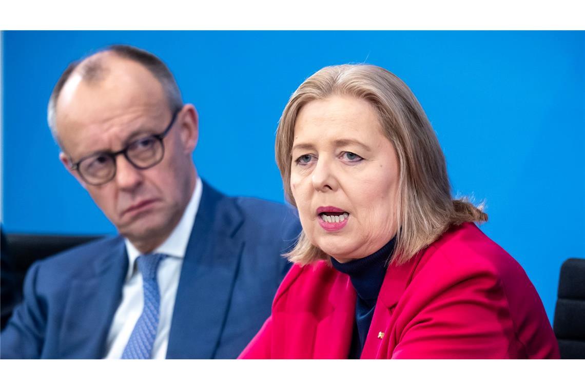 Kanzler Merz und Arbeitsministerin Bas bekommen am Dienstag den Rentenbericht.