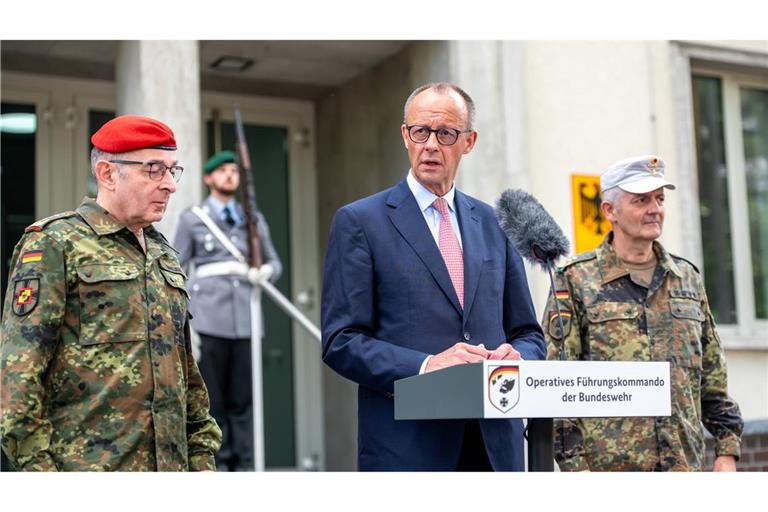 Kanzler Merz warnt vor falschem Sicherheitsgefühl und verlangt mehr Verteidigungsanstrengungen. Begrüßt wurde der CDU-Politiker von Carsten Breuer (l), Generalinspekteur der Bundeswehr, und Alexander Sollfrank (r), Befehlshaber des Führungskommandos.