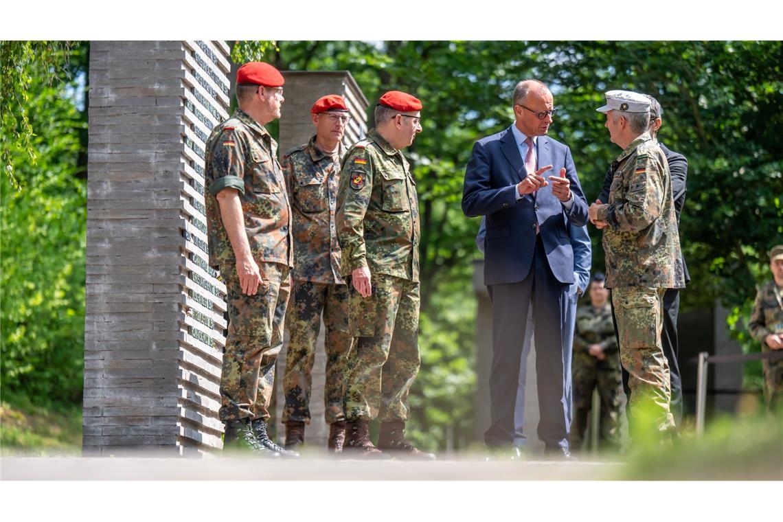 Merz: Sicherheit nicht als gegeben hinnehmen Kanzler Merz warnt vor falschem Sicherheitsgefühl und verlang mehr Verteidigungsanstrengungen.