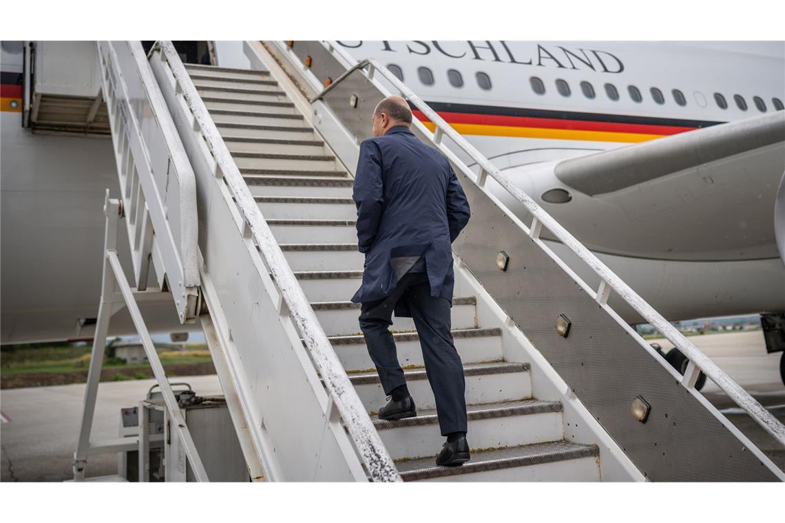 Mehr als 1.800 Regierungsflüge mit der Bundeswehr Kanzler Olaf Scholz auf dem Weg zu einem Regierungstermin. (Archivbild)