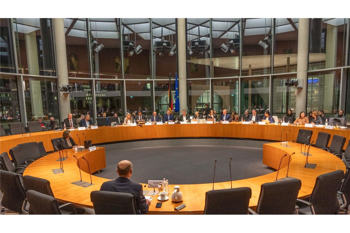 Afghanistan: Scholz lobt Maas für Rücktrittsangebot Kanzler Olaf Scholz (SPD) berichtet im Untersuchungsausschuss zur Evakuierung aus Afghanistan 2021, er und Altkanzlerin Angela Merkel (CDU), in deren Kabinett er damals Finanzminister war, hätten zur Lage in dem Land und der US-Politik dort eine ähnliche Einschätzung gehabt.