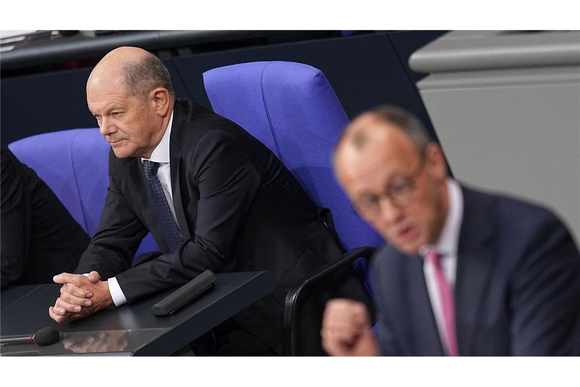 Die Regeln für das TV-Duell Scholz-Merz Kanzler Scholz und Unionskanzlerkandidat Merz dürfen zum TV-Duell fast nichts mitbringen - ein Stift und ein Notizblock sind nach Senderangaben erlaubt.