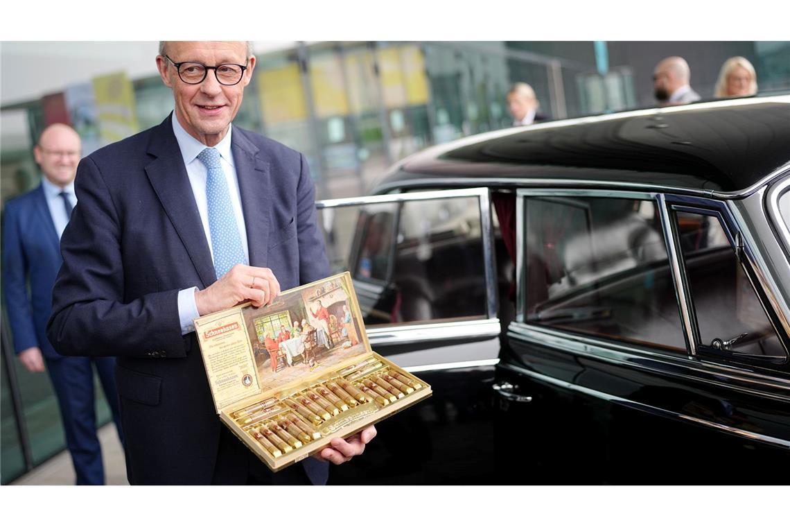 Kanzler und CDU-Chef Friedrich Merz inspiziert vor dem CDU-Parteitag in Stuttgart eine Limousine, wie sie der erste Kanzler Konrad Adenauer (CDU) zuletzt als Dienstkarosse genutzt hatte.