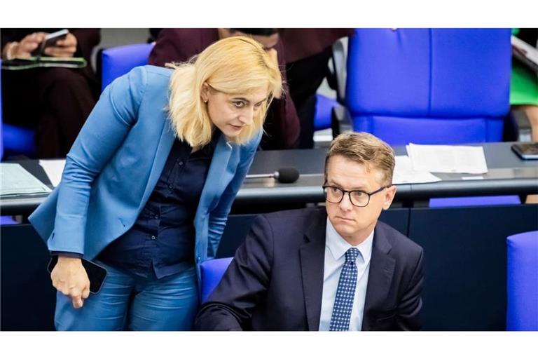 Kanzleramtsminister Nina Warken und Bundesgesundheitsminister Carsten Linnemann (beide CDU) müssen die Finanzierungslücke in der Pflegeversicherung schnell schließen.