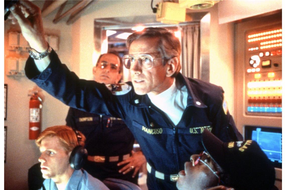 Dieser U-Boot-Klassiker sorgt auch heute noch für Gänsehaut Kapitän Bart Mancuso (Scott Glen, vorne, Mitte) versucht, die Situation unter Kontrolle zu bringen.