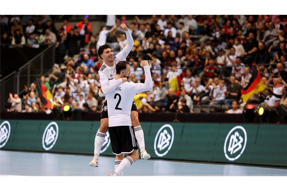 Kapitän Christopher Wittig (vorne) bejubelt gemeinsam mit Kim Herterich seinen Treffer zum 2:1