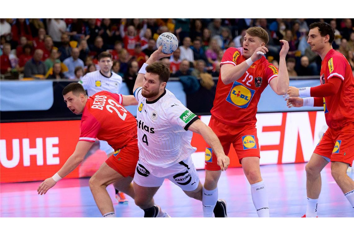 Sieg verschenkt: Handballer trotzdem weiter auf EM-Kurs Kapitän Johannes Golla fand immer wieder eine Lücke.
