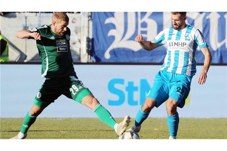 Kapitän Mart Ristl (li., gegen David Braig) fehlt dem FC 08 Homburg gegen die Stuttgarter Kickers wegen seiner fünften Gelben Karte.