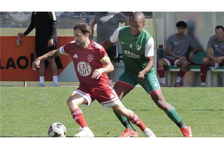 Kapitän Ugur Capar (links) und der Dominator Türkspor Stuttgart waren dem TSV Rohr II und&nbsp; Dorinel Eldrick Tchoukuegno mehr als einen Schritt voraus.
