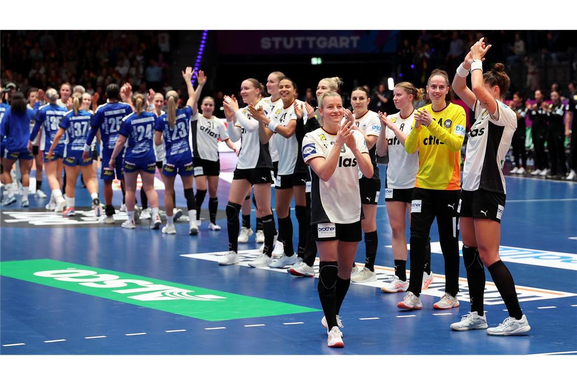 Kapitänin Antje Döll (vorne) bedankt sich bei den Fans.