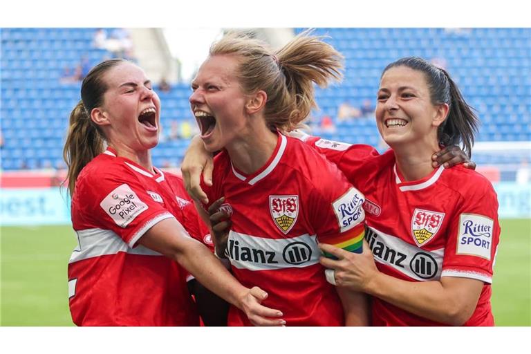Kapitänin Maximiliane Rall (Mi.) lässt sich&nbsp; von ihren VfB-Kolleginnen Adriana Achcinska (li.) und Chantal Hagel feiern.