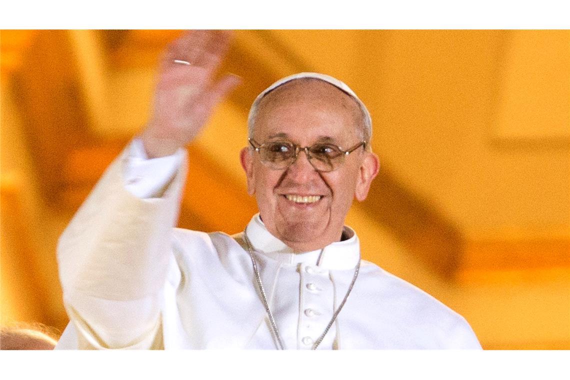 Kardinal Jorge Mario Bergoglio winkt bei seinem ersten öffentlichen Auftritt als neuer Papst Franziskus im Vatikan. Von Anfang an machte er sehr vieles anders. (Archivbild)