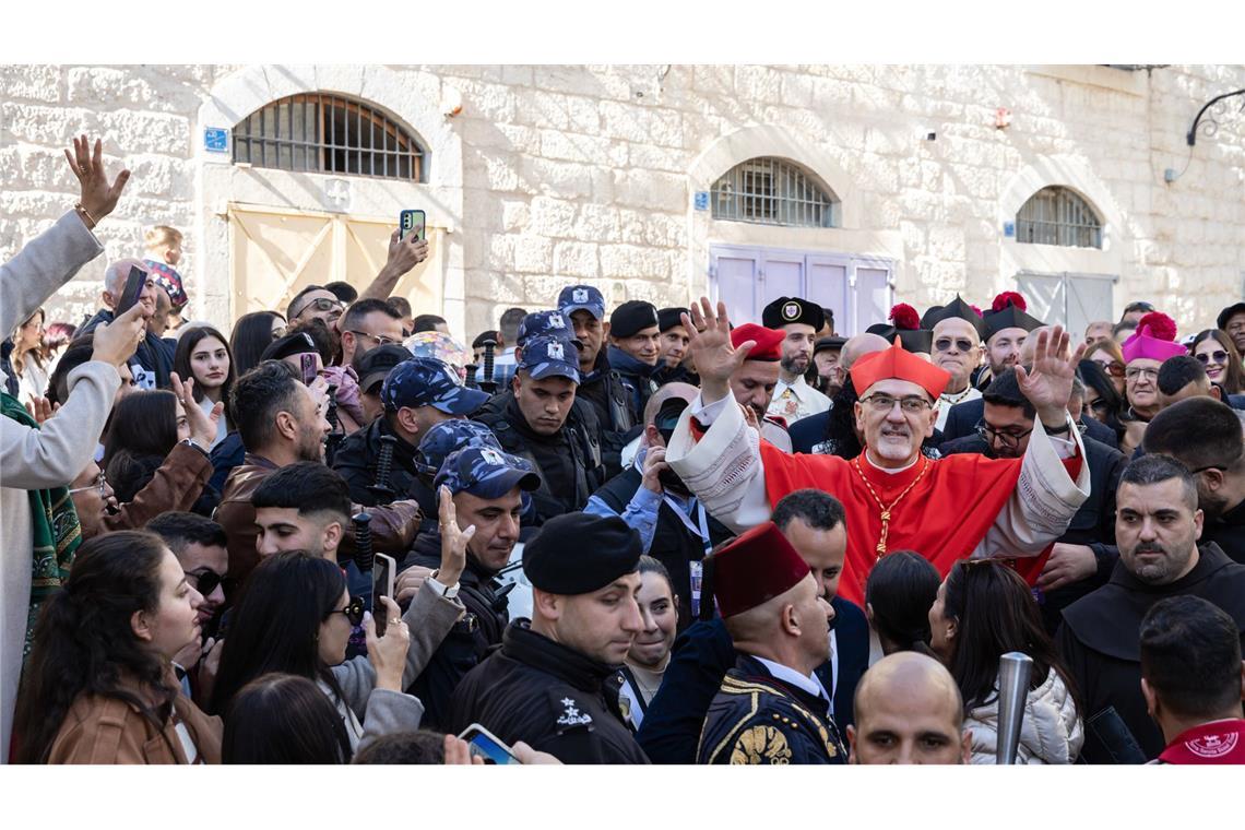 Kardinal Pierbattista Pizzaballa, lateinischer Patriarch von Jerusalem, winkt den Menschen zu bei seinem Einzug nach Bethlehem. Der palästinensische Vize-Präsident wurde an einem Besuch gehindert.