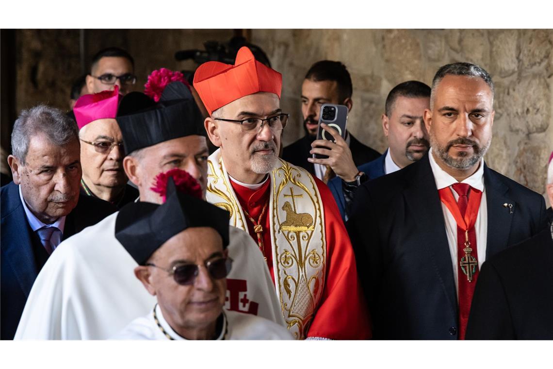 Kardinal Pierbattista Pizzaballa (m.), lateinischer Patriarch von Jerusalem, neben ihm Maher Canawati (r.), Bürgermeister von Bethlehem, beim Einzug in die Katharinenkirche an Heiligabend.