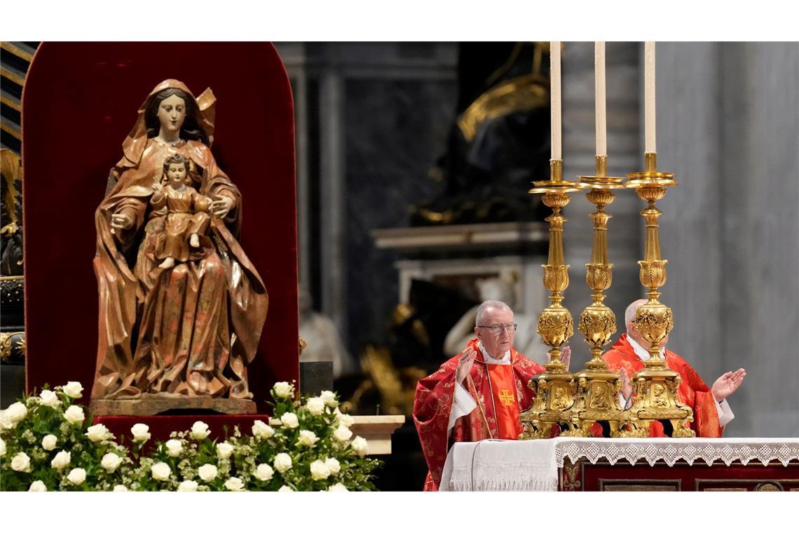 Konklave: Wahl des neuen Papstes begonnen Kardinal Pietro Parolin (l) zelebriert die Abschlussmesse der Kardinäle im Petersdom vor dem Konklave.