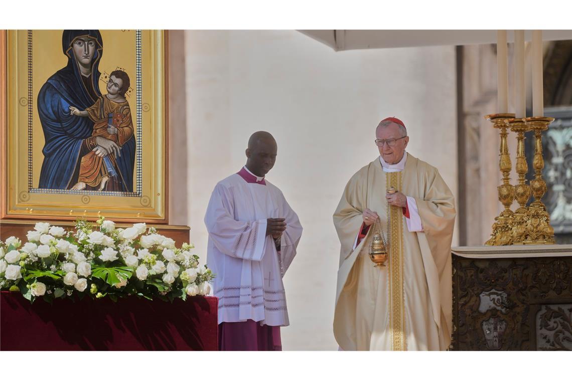 Nach Abschied von Papst Franziskus: Konklave rückt in Fokus Kardinal Pietro Parolin (rechts) zelebriert die erste Sonntagsmesse auf dem Petersplatz nach dem Tod von Papst Franziskus.