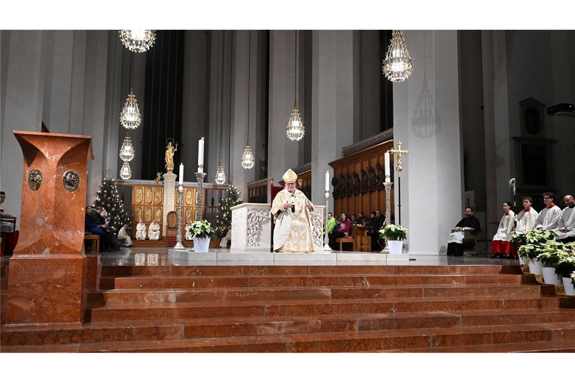 Kardinal Reinhard Marx sitzt im Münchner Dom vor dem Altar.