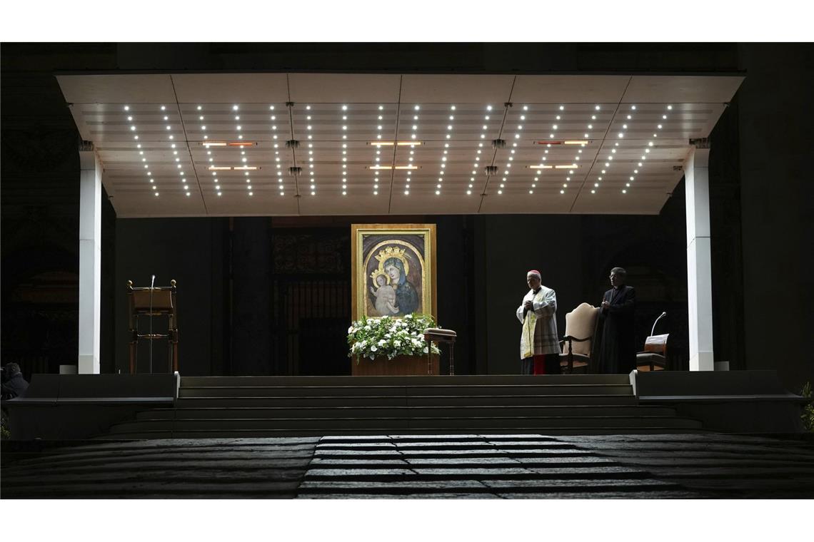 Vatikan: Papst ruht sich nach erneutem Rückschlag aus Kardinal Robert Francis Prevost leitet das Rosenkranzgebet für die Gesundheit des Papstes, das viele Menschen auf dem Petersplatz in Rom mit ihm sprechen.