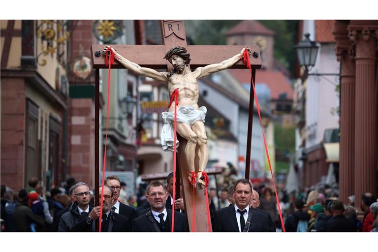 Karfreitagsprozession in Lohr am Main: Zünfte tragen 13 Heiligenfiguren durch die Stadt