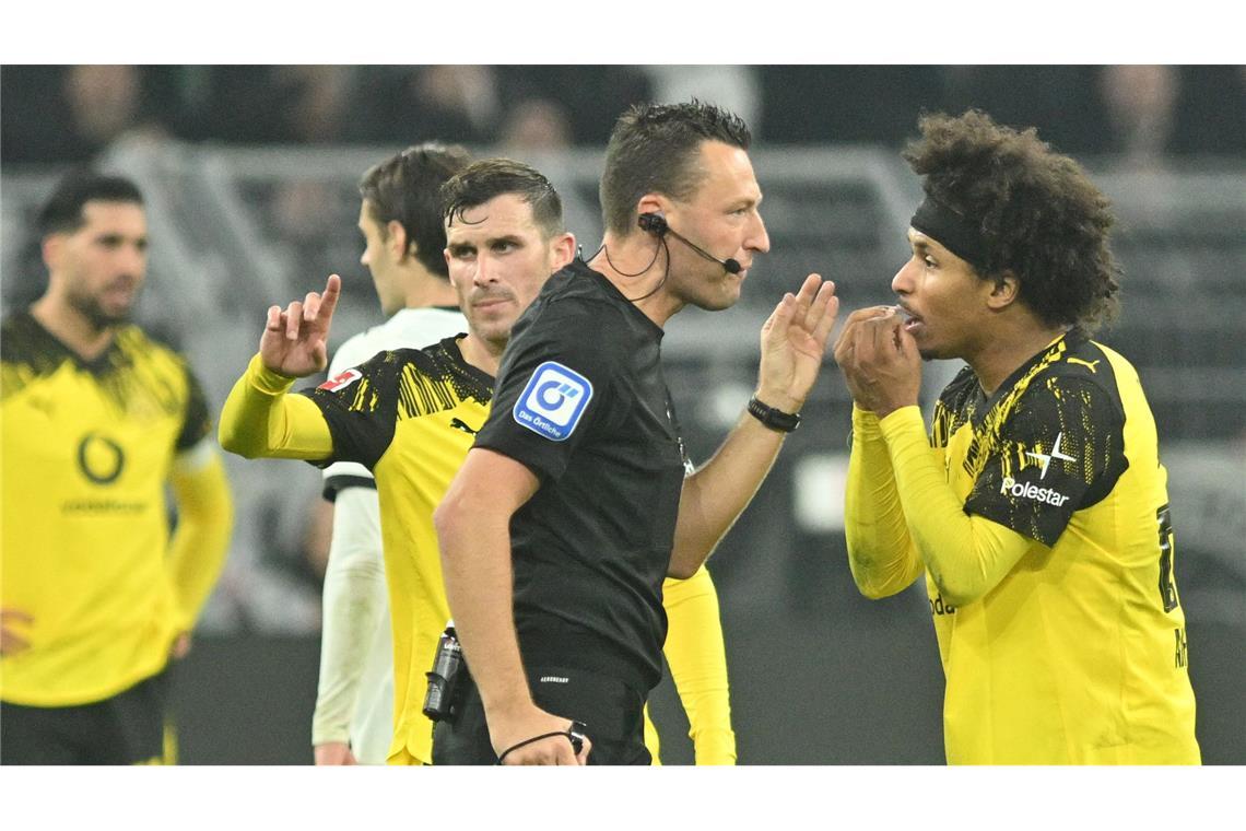 Karim Adeyemi (re.) war auf dem Platz wieder emotional - und ärgerte sich wenig später über seine Auswechslung.