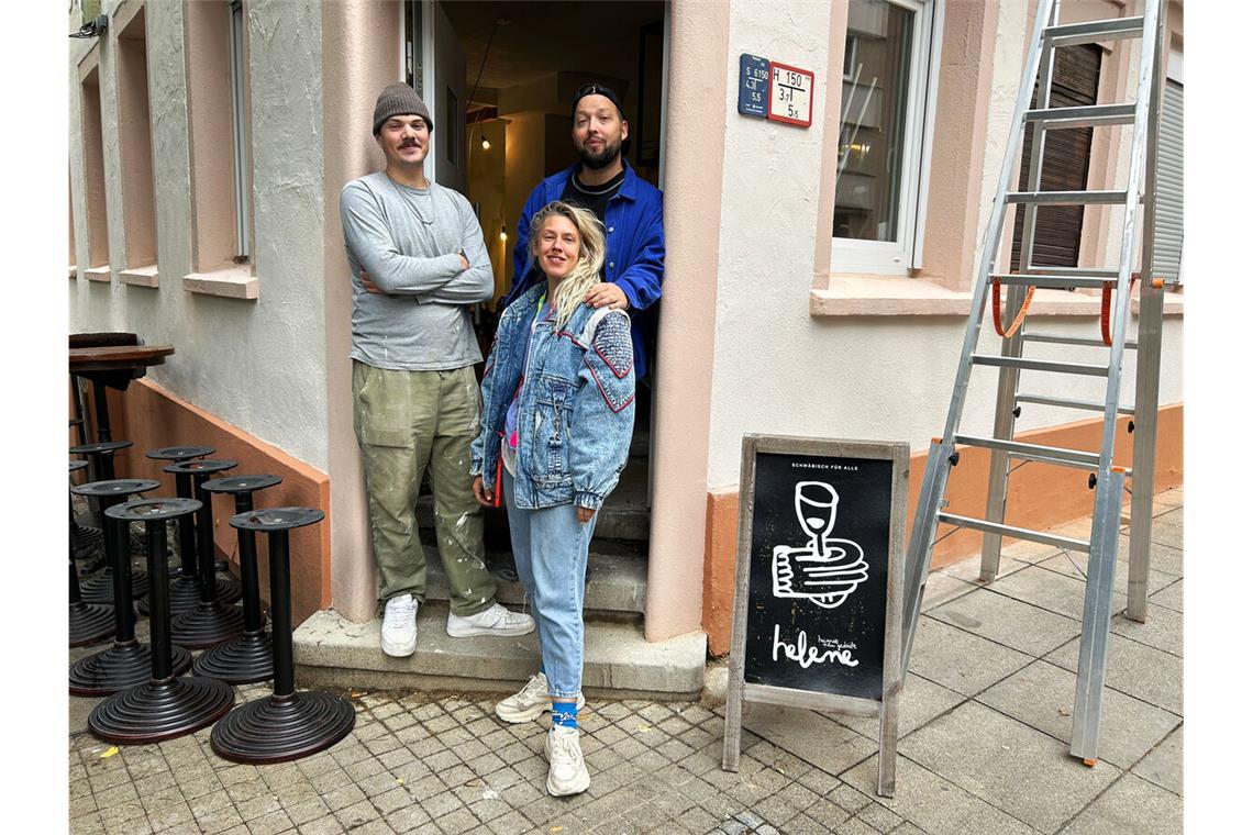 Karl Acker, Stoff Büttner und Anna Ruza vor ihrer neuen Helene.