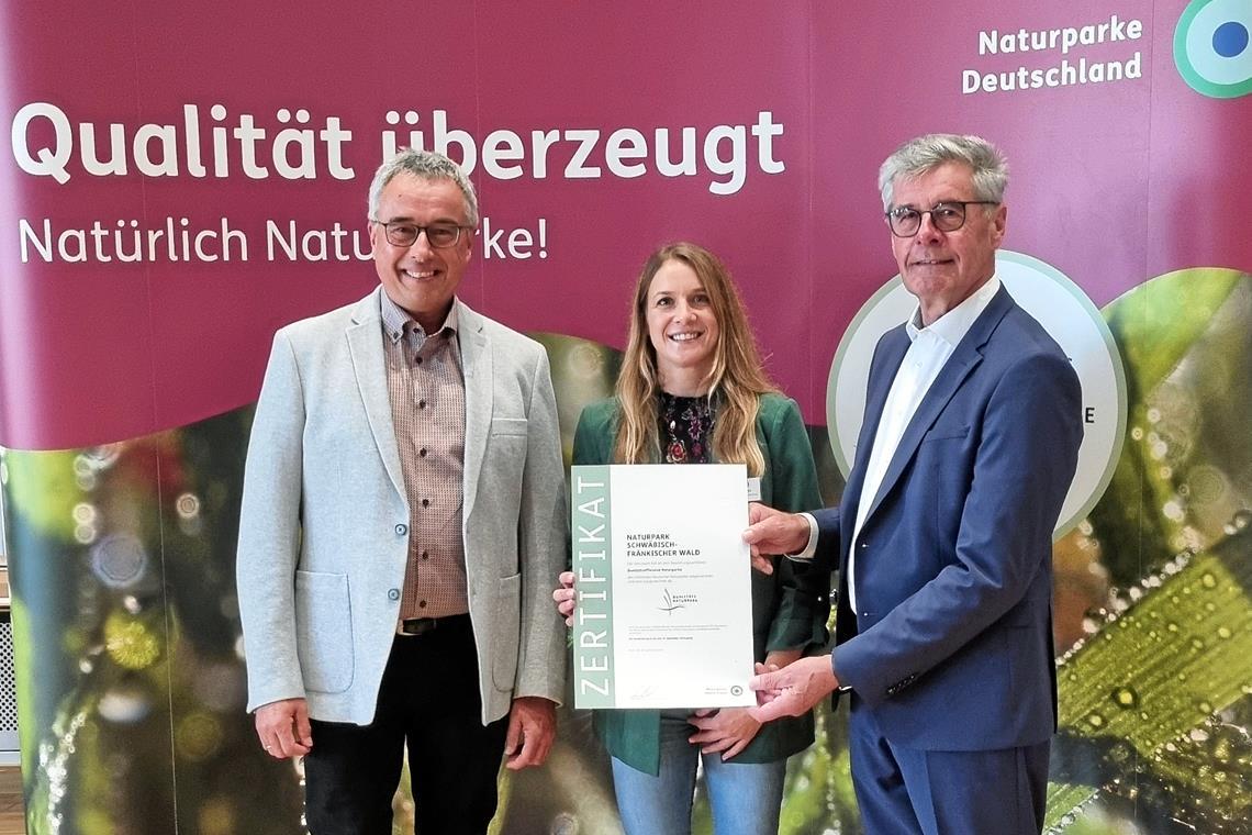 Engagement für den Schutz der Kulturlandschaft Karl-Dieter Diemer (links) und seine Stellvertreterin Jasmin Kotrba nahmen die Urkunde von VDN-Präsident Friedel Heuwinkel entgegen. Foto: Naturpark SFW