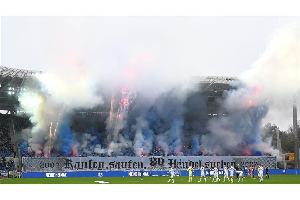 Pyro-Skandal: Prozess gegen KSC-Fanprojekt-Trio eingestellt Karlsruher Fans entzündeten vor Spielbeginn Rauchbomben wodurch das Stadion eingenebelt wurde. (Archivbild)
